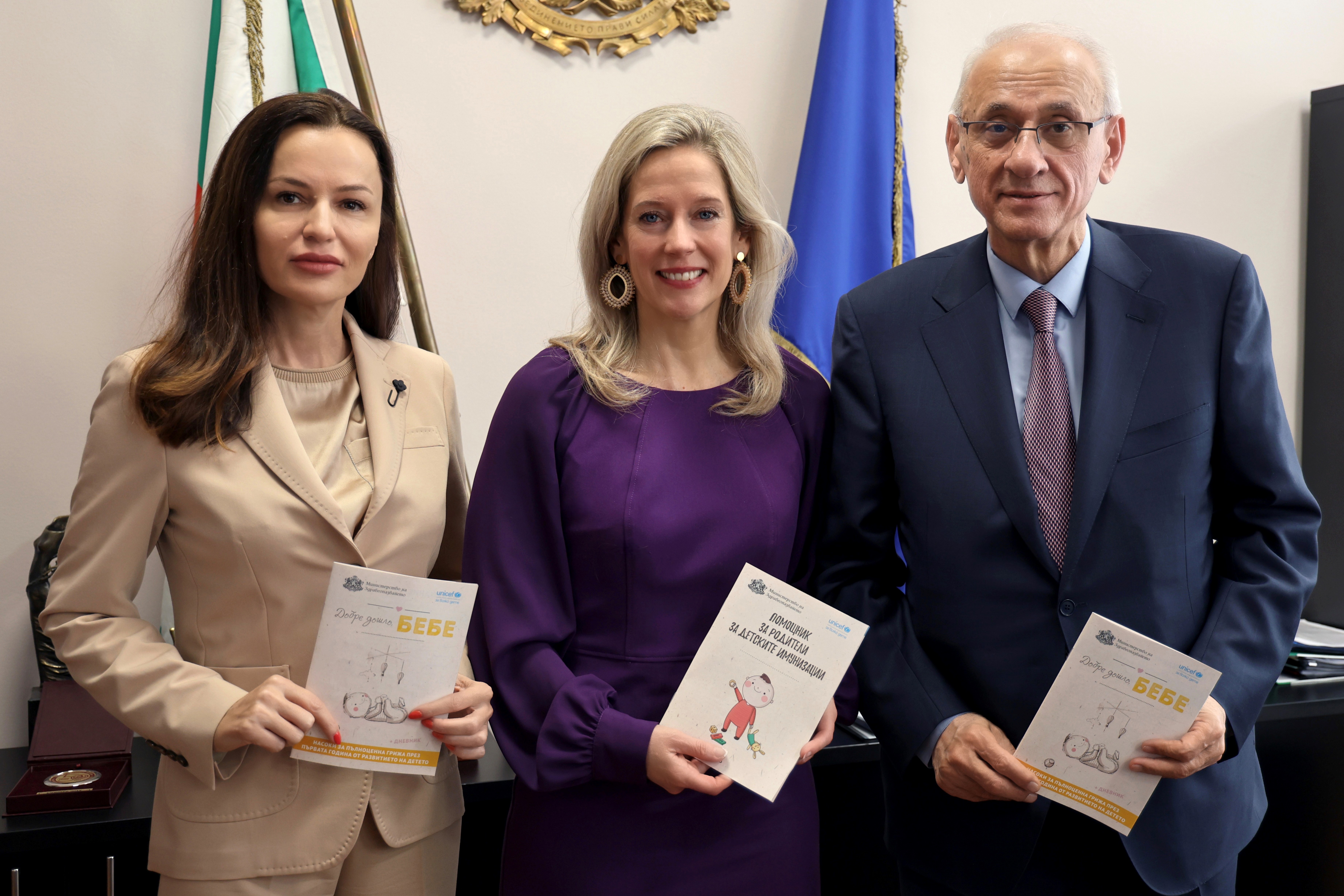 МЗ и УНИЦЕФ с подарък за родителите: Книжки-помощници за ваксините и отглеждане на бебето