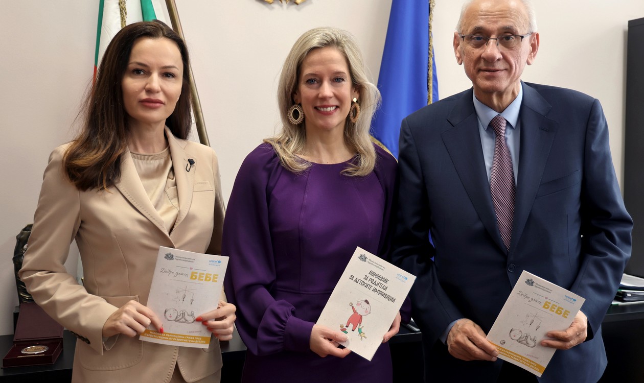МЗ и УНИЦЕФ с подарък за родителите: Книжки-помощници за ваксините и отглеждане на бебето